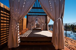 3 piscines extérieures, parasols de plage