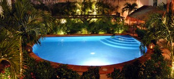 3 szabadtéri medence, napernyők