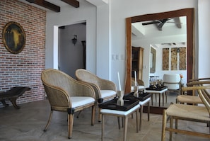 Coin salon dans le hall