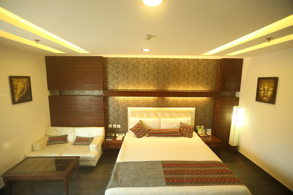 premium room, 1 bedroom | premium bedding, minibar, in-room safe, desk