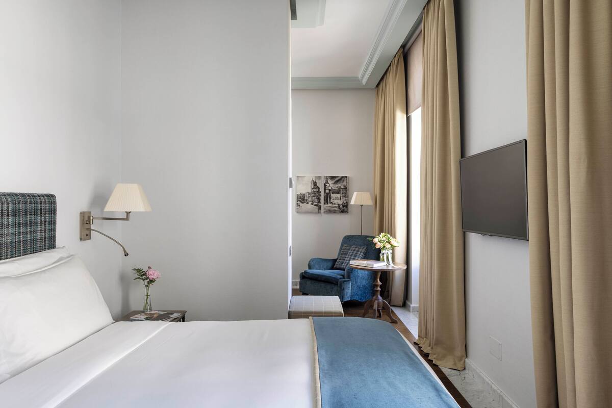 Quarto casal luxo | Roupas de cama premium, frigobar, cofres nos quartos, escrivaninha