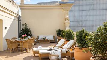 Suite, terras | 1 slaapkamer, luxe beddengoed, een minibar, een kluis op de kamer