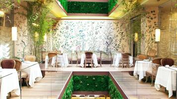 Bữa sáng buffet hàng ngày (38.5 EUR/mỗi người)