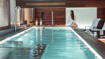 Una piscina cubierta