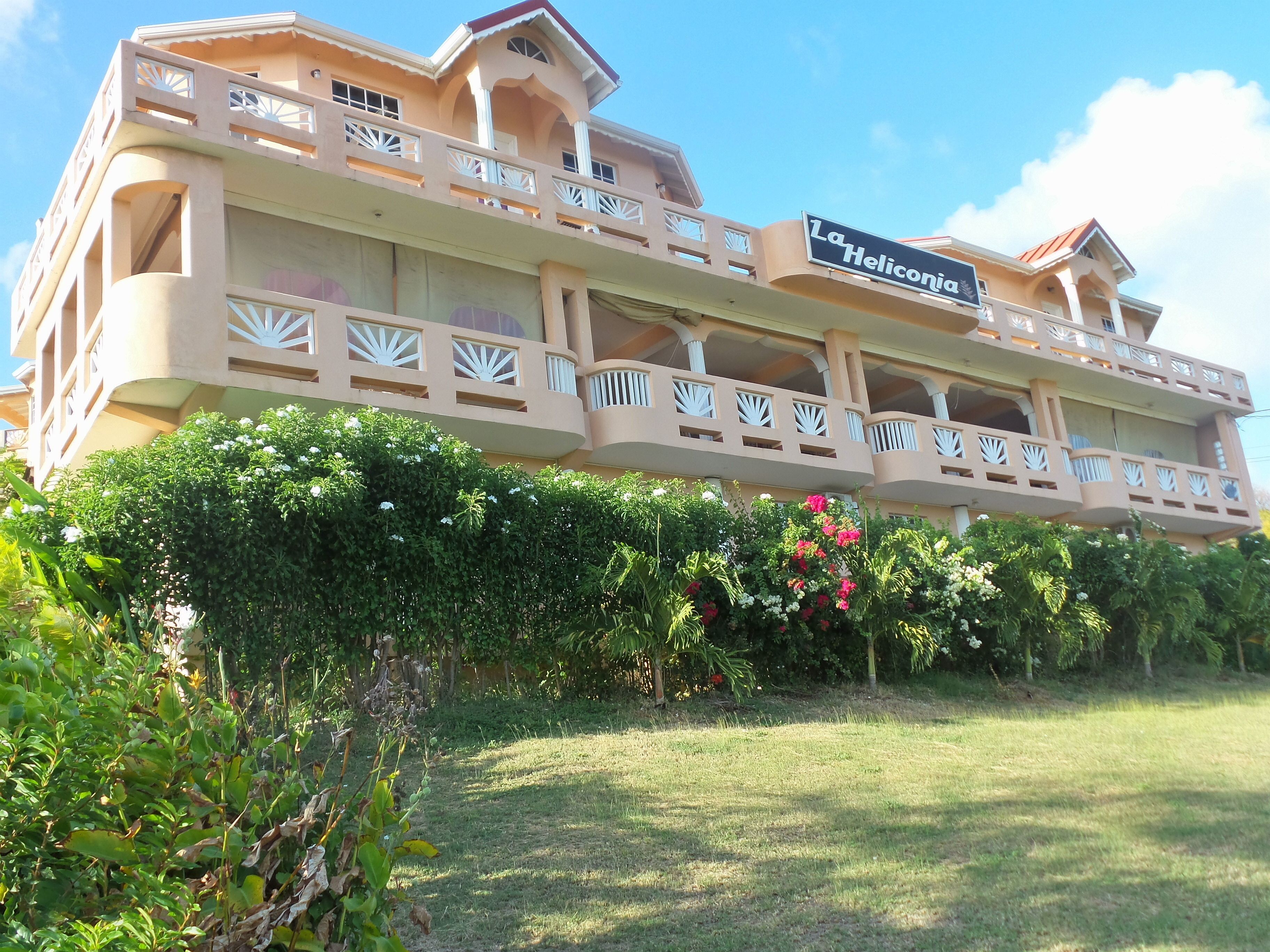 Vista frontal de la propiedad