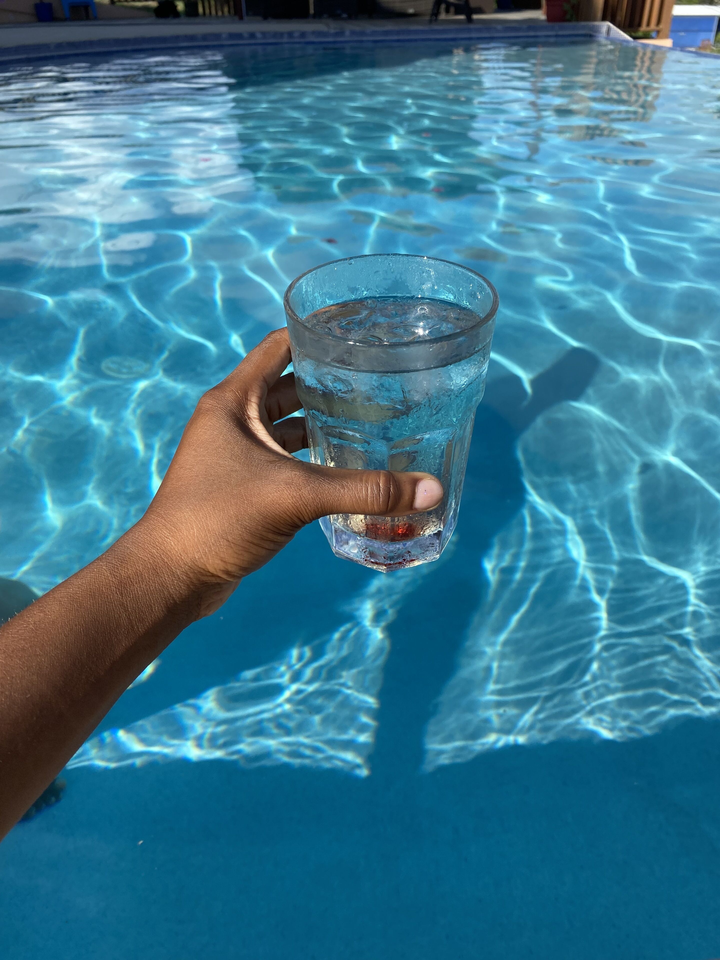Piscina externa, espreguiçadeiras