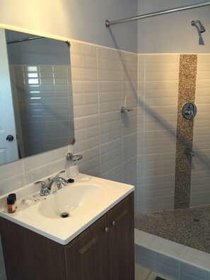 Superior Apartment, 1 Bedroom, Kitchen, Ocean View | Bathroom | Shower, towels, soap, shampoo - La Heliconia (St. George's)