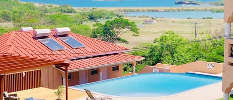 Alberca al aire libre y camastros