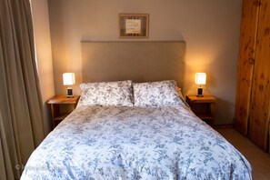 Zimmersafe, Verdunkelungsvorhänge, kostenloses WLAN, Bettwäsche