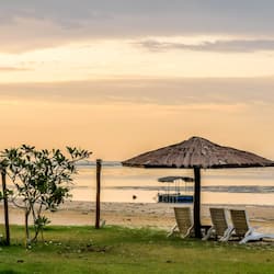 Praia particular, espreguiçadeiras, guarda-sóis, toalhas de praia