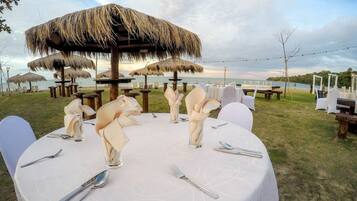 Bar en bord de piscine