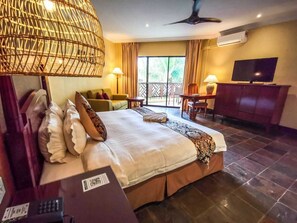 Habitació Deluxe, 1 llit de matrimoni gran, vistes al jardí | Minibar, escriptori, planxa i posts de planxar i wifi gratuïta 