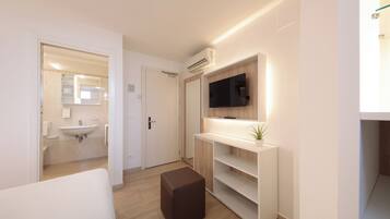 Basement master bedroom | Una cassaforte in camera, una scrivania, Wi-Fi gratuito