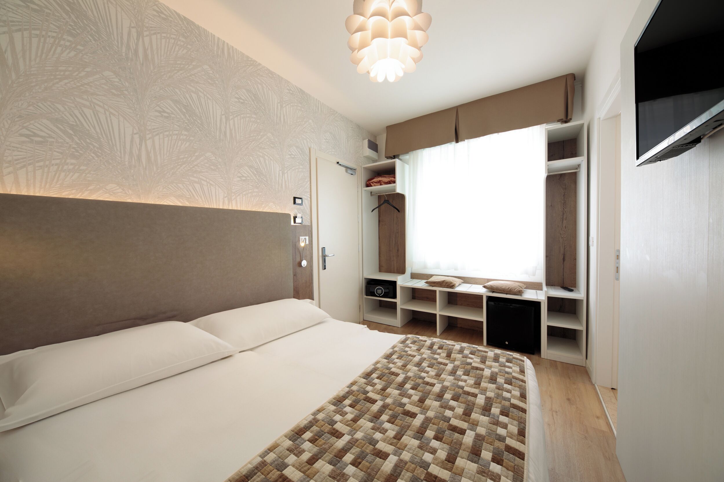 basic double room | in-room safe, desk, free wifi