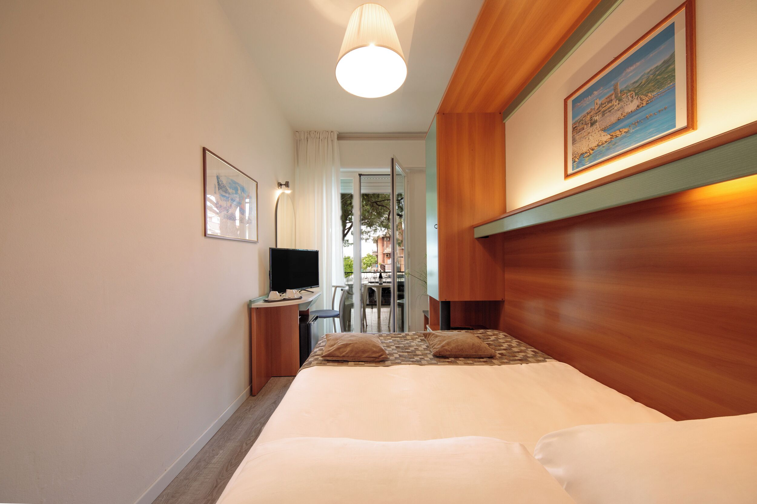 double room (budget) | in-room safe, desk, free wifi