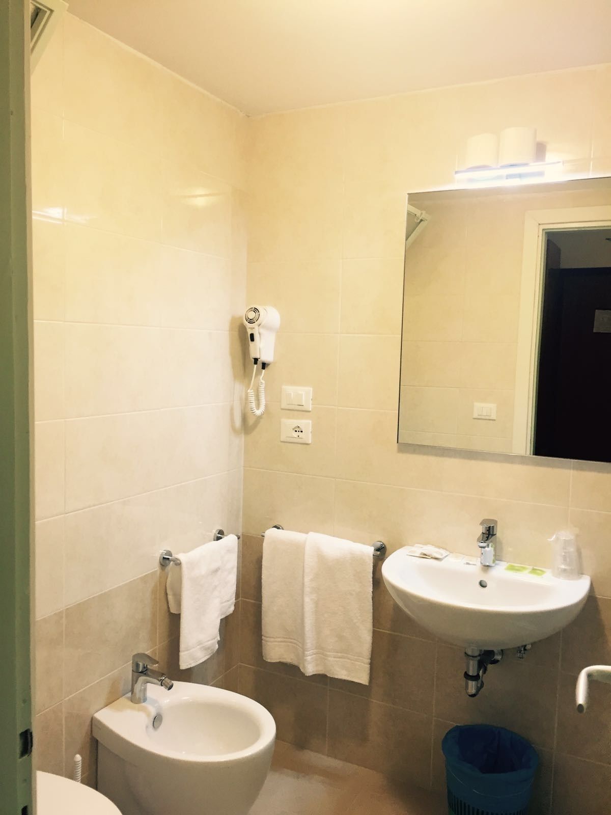 basic double room | bathroom | shower, free toiletries, hair dryer, bidet