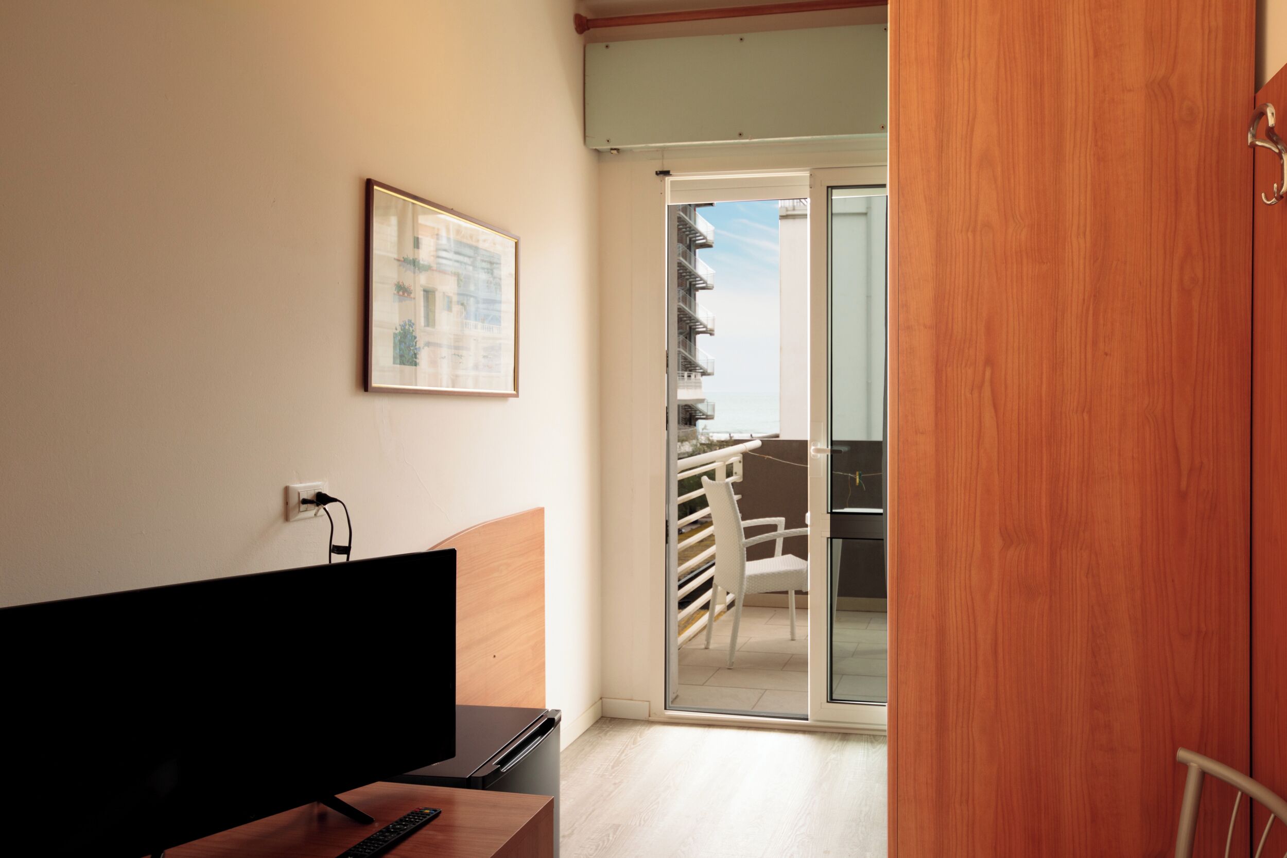 classic single room, balcony | in-room safe, desk, free wifi