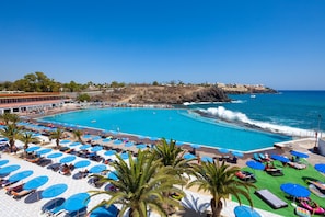 Outdoor pool, pool umbrellas, sun loungers