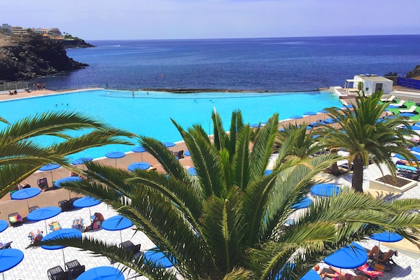 Outdoor pool, pool umbrellas, sun loungers