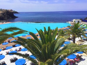 Outdoor pool, pool umbrellas, sun loungers - Ona Alborada Apartamentos (Arona)