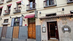 Ein Gebäude mit einem Restaurant namens „RESTAURANTE LA FORZA“ und einem Schild für „La Bottega Ristorante“.