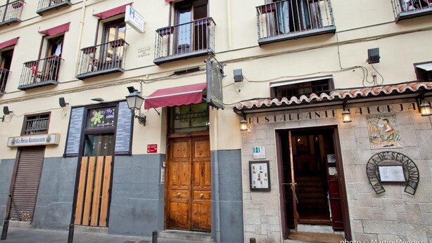 Un edificio con un restaurante llamado "RESTAURANTE LA FORZA" y un letrero que indica "La Bottega Ristorante".