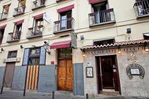 Un edificio con un restaurante llamado "RESTAURANTE LA FORZA" y un letrero que indica "La Bottega Ristorante".