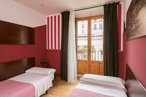 Desk, free WiFi - Hostal La Casa de la Plaza (Madrid)
