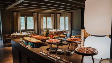 Petit déjeuner buffet (28 EUR par personne)