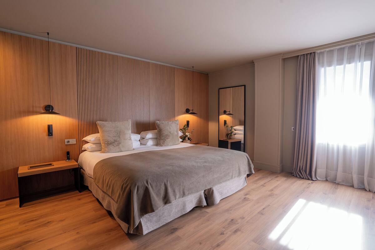 Phòng Deluxe (Grand) | Bộ đồ giường cao cấp, minibar, két bảo mật tại phòng 