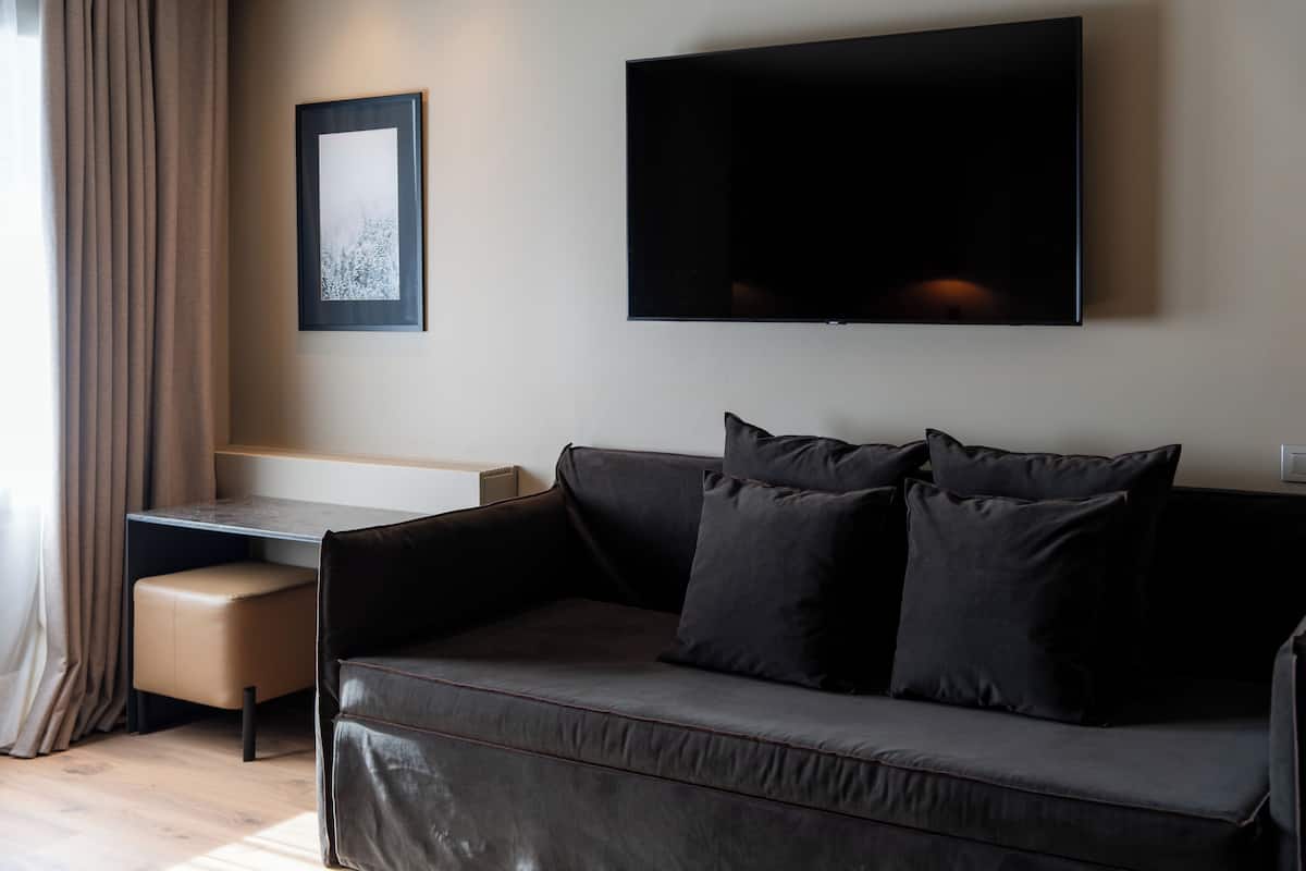 deluxe room | premium bedding, minibar, in-room safe, individually furnished