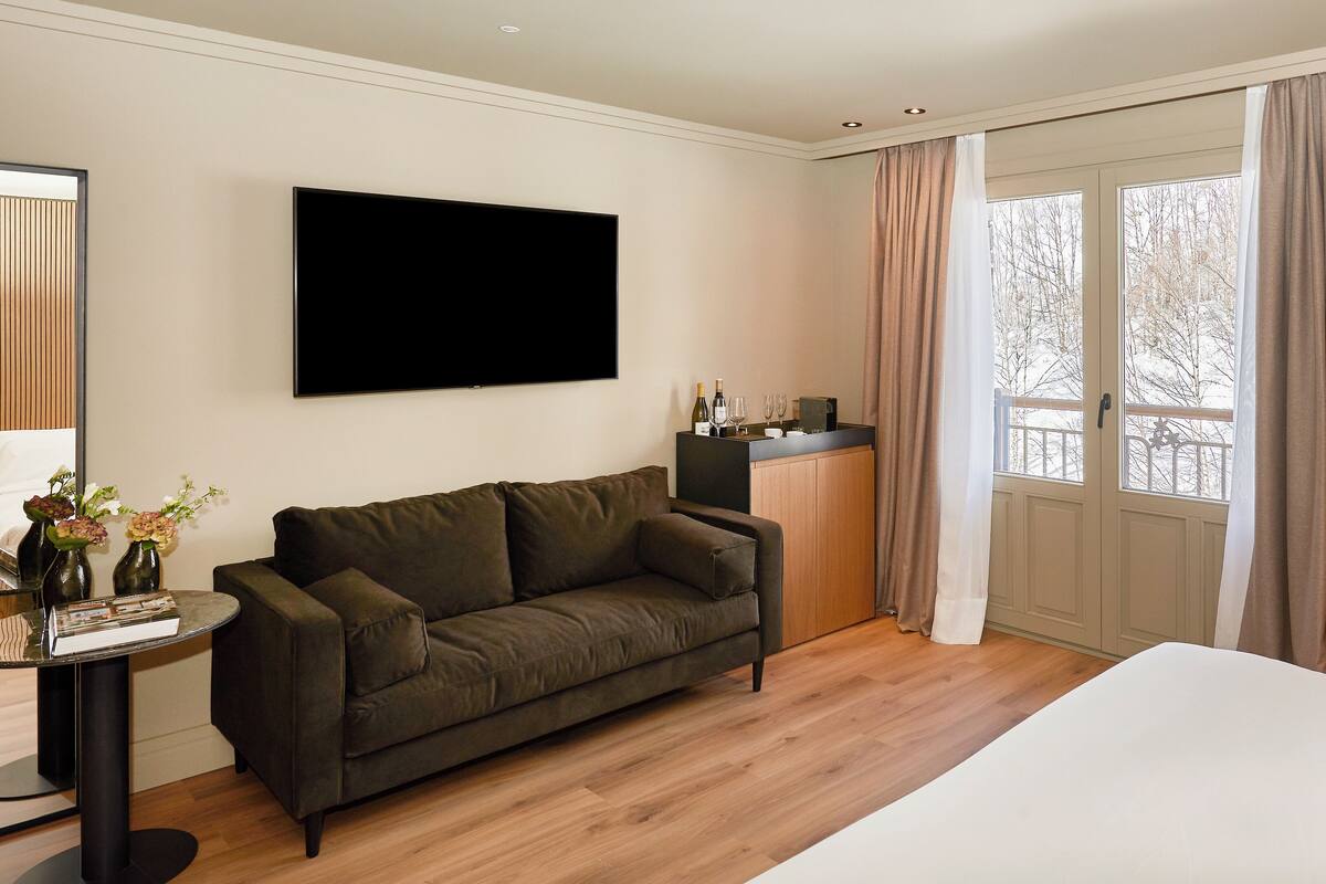 Bộ đồ giường cao cấp, minibar, két bảo mật tại phòng 