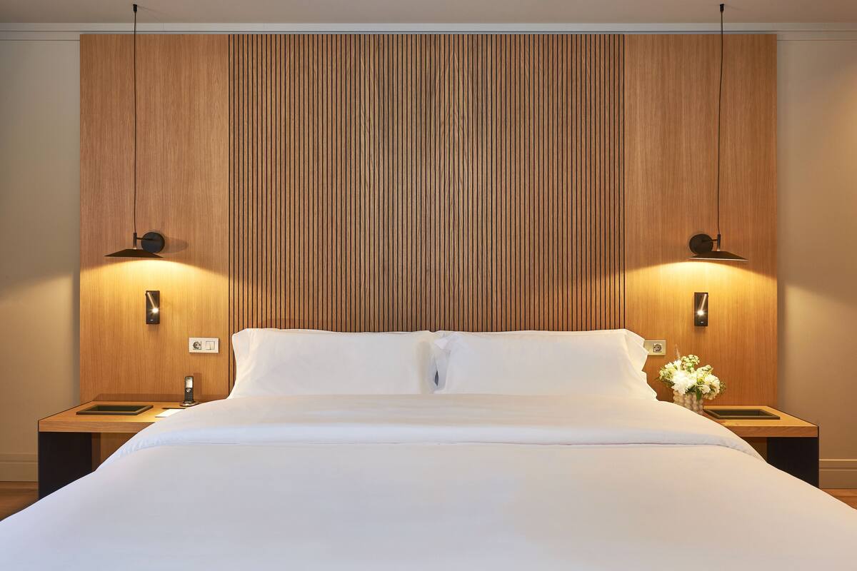 Bộ đồ giường cao cấp, minibar, két bảo mật tại phòng 