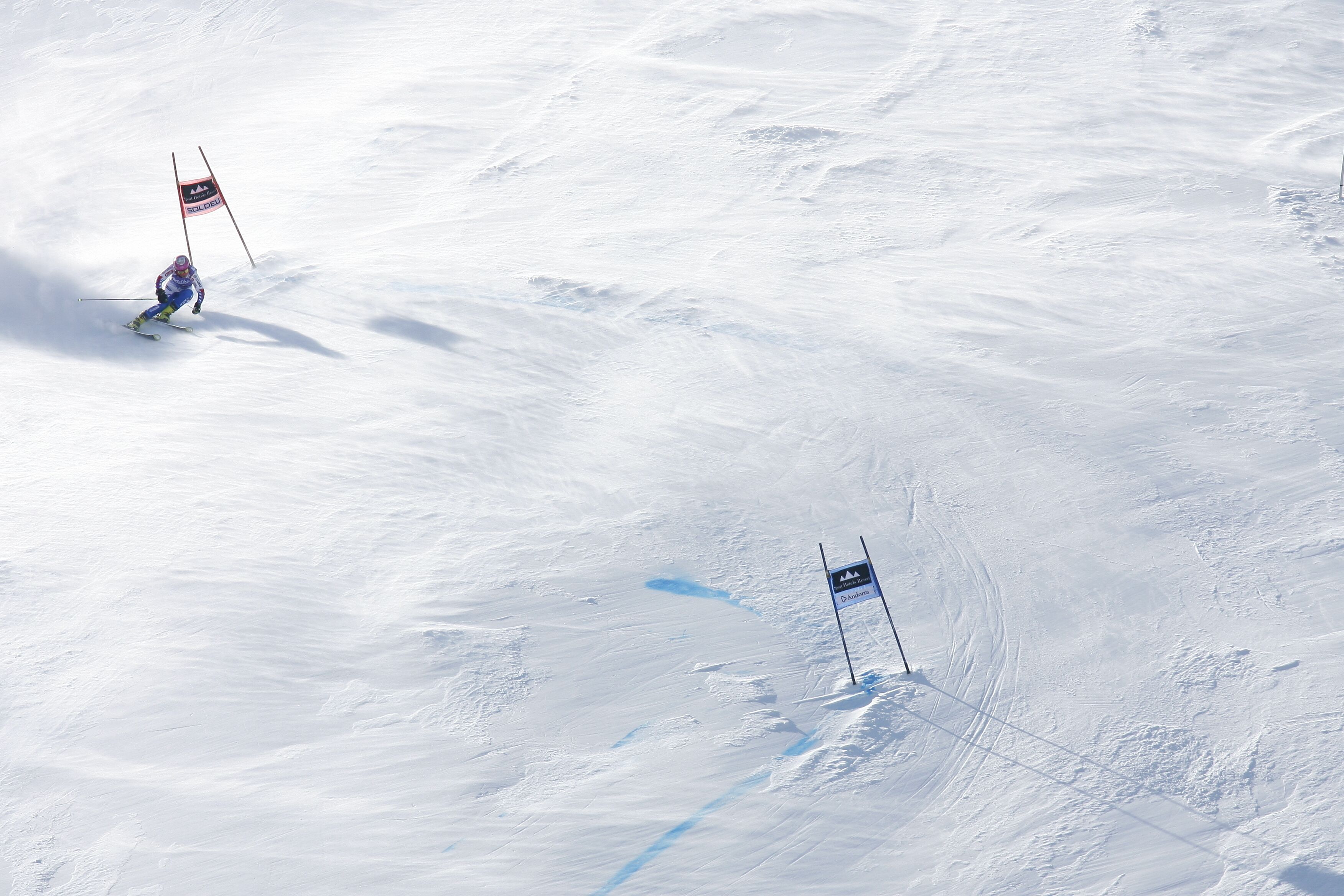 Una pista de esquí nevada con banderas que marcan el recorrido.