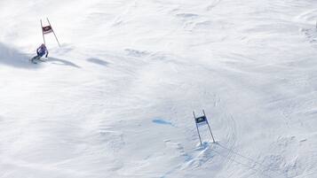 Una pista de esquí nevada con banderas que marcan el recorrido.