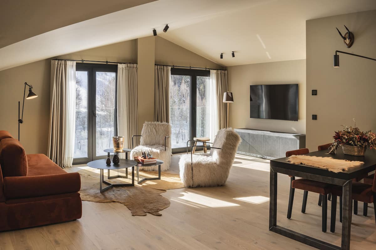 penthouse | living area | 32-inch flat-screen tv with satellite channels, tv