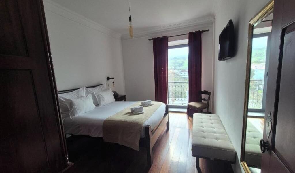 Superior Room | Peti besi dalam bilik, meja, ruang kerja komputer riba, cadar katil 