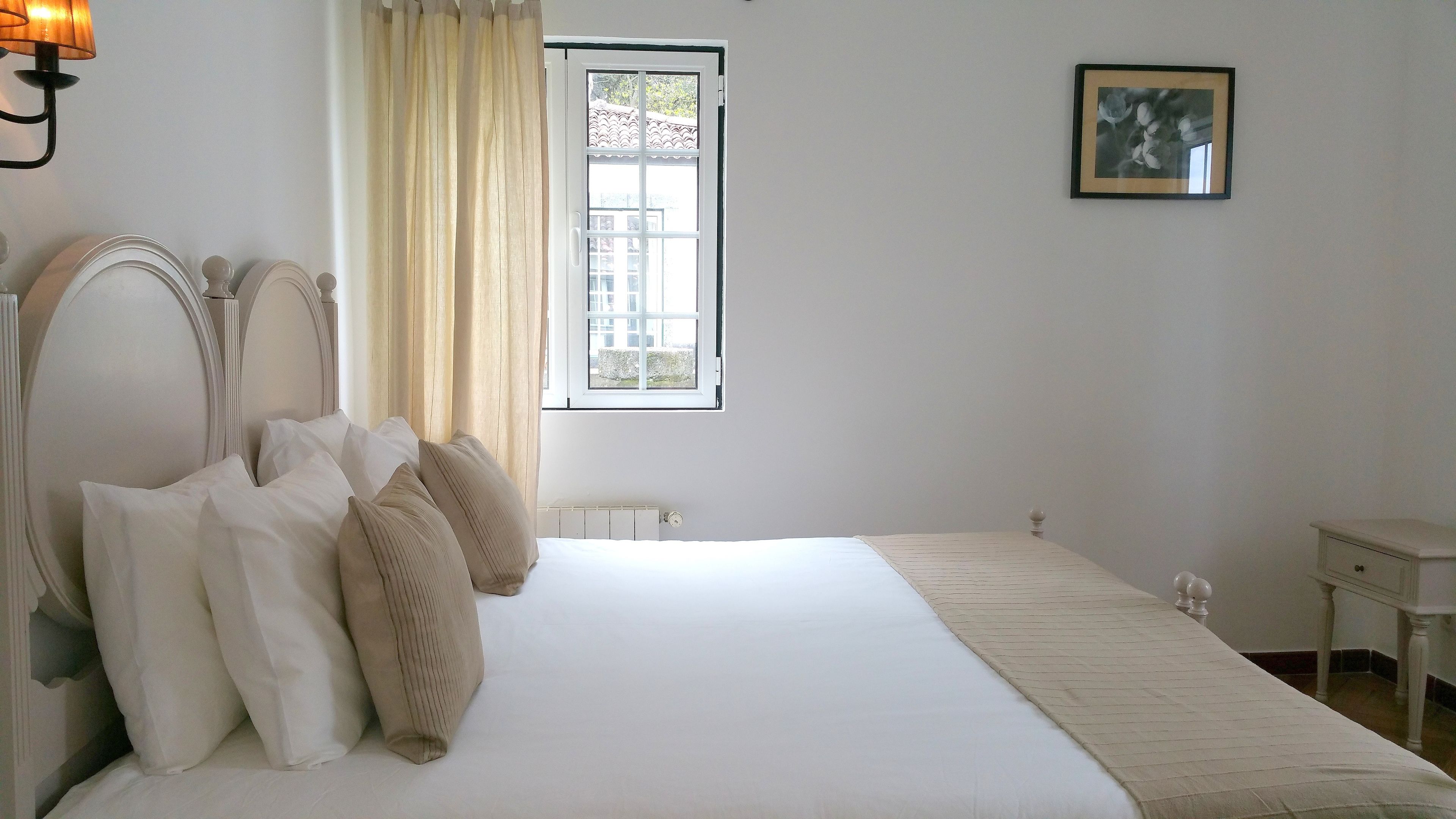 Executive bungalow | Een kluis op de kamer, een bureau, een laptopwerkplek, beddengoed