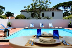 Una piscina al aire libre