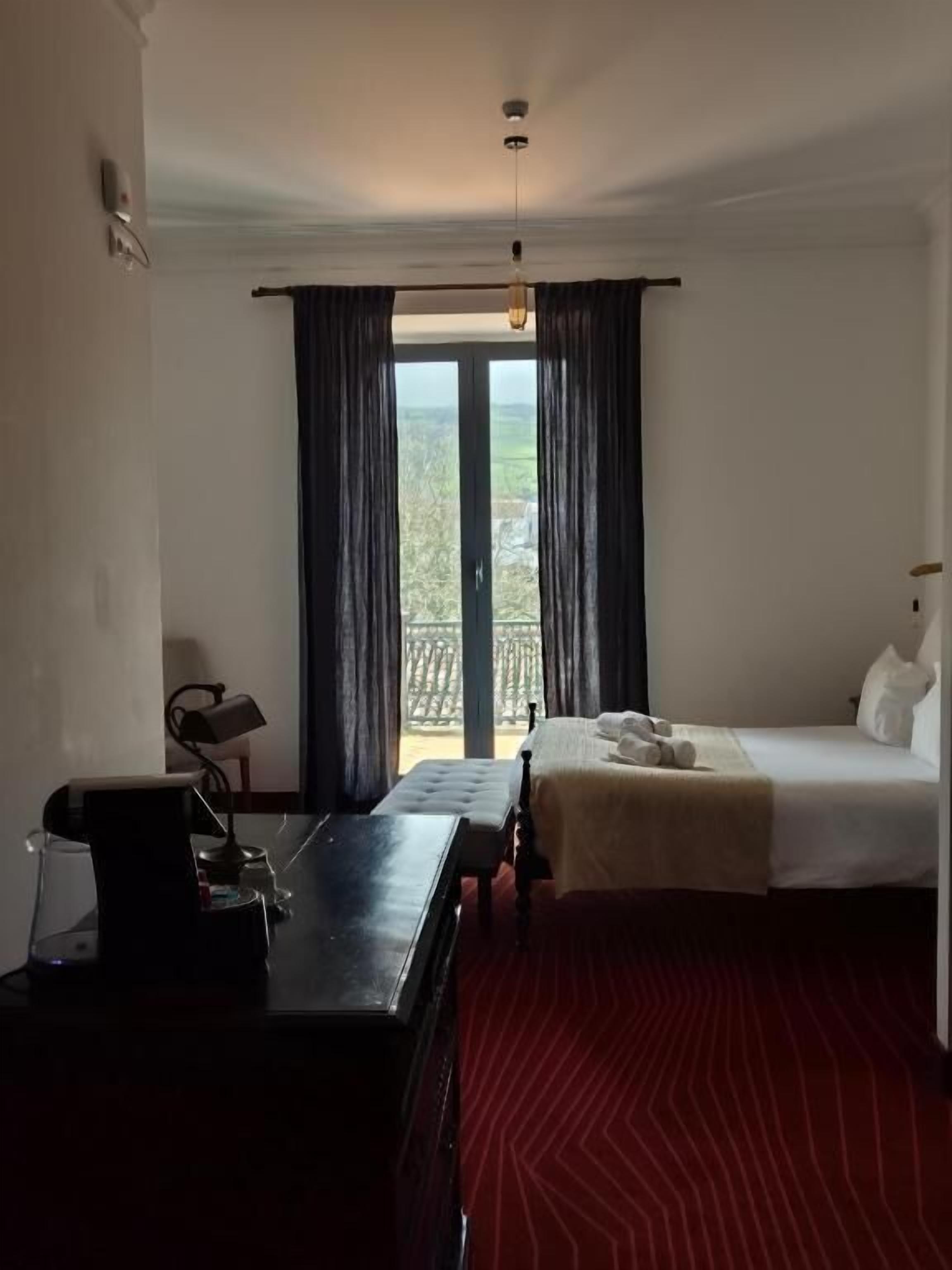 Executive-Zimmer | Zimmersafe, Schreibtisch, laptopgeeigneter Arbeitsplatz, Bettwäsche