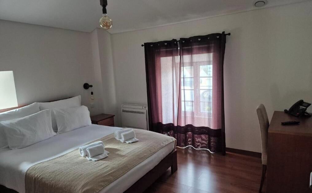 Standard Bungalow | Peti besi dalam bilik, meja, ruang kerja komputer riba, cadar katil 