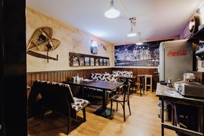 Lunch and dinner served, American cuisine - Road Stop Motel Dortmund (Dortmund)