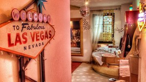 A room with a vintage Las Vegas sign, a disco ball, a sink, and a mirror. - Road Stop Motel Dortmund (Dortmund)