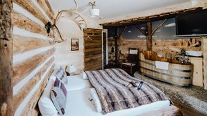 A rustic room with a bed, a wooden desk, and a mounted TV. - Road Stop Motel Dortmund (Dortmund)