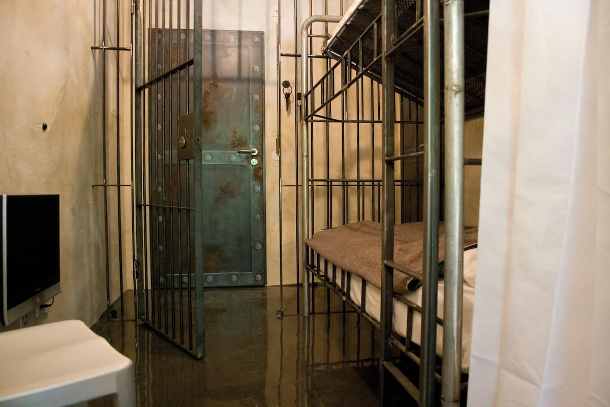Kamer (Jail House Cell) | Donzen dekbedden, individueel gemeubileerd, gratis wifi