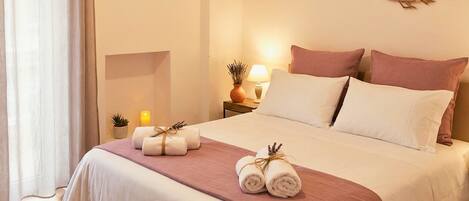 غرفة مزدوجة أو بسريرين منفصلين | خزنة داخل الغرفة وبديكورات فريدة لكل غرفة وطراز فريد لكل وحدة ومكتب