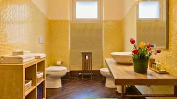 Ducha, artículos de higiene personal gratuitos, secador de pelo y bidé