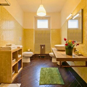 Ducha, artículos de higiene personal gratuitos, secador de pelo y bidé