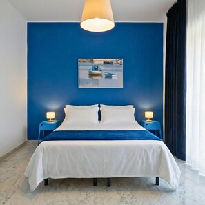 Habitación con 1 cama doble o 2 individuales | Caja fuerte, decoración individual, mobiliario individual y escritorio
