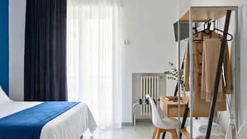 Dobbeltværelse med dobbeltseng eller 2 enkeltsenge | Pengeskab på værelset, individuelt design, individuel indretning